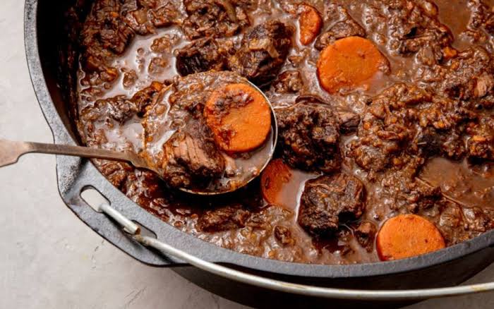 Carne de Panela ao Molho de Vinho