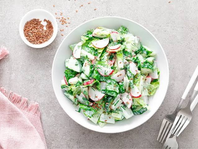 Salada Verde com Molho de Iogurte